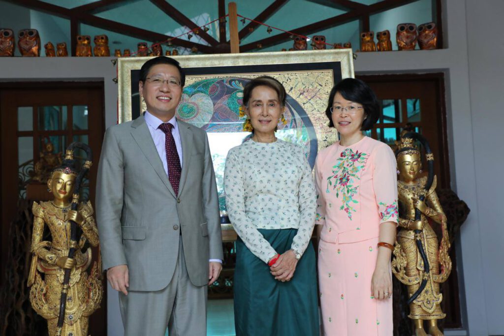 တရုတ်သံအမတ်ဟုန်လျန် မြန်မာနိုင်ငံမှ ပြန်လည်မထွက်ခွာမီ ဒေါ်အောင်ဆန်းစုကြည်၏ နေအိမ်သို့ သွားရောက်နှုတ်ဆက်စဉ်။ (Photo - Chinese Embassy in Myanmar)