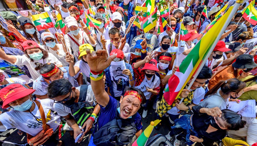 ၂၀၂၁ ခုနှစ် မတ် ၇ ရက်က ထိုင်းနိုင်ငံ၊ ဘန်ကောက်မြို့ရှိ ကုလသမဂ္ဂရုံးရှေ့တွင် မြန်မာရွှေ့ပြောင်းလုပ်သားများ ဆန္ဒထုတ်ဖော်နေစဉ်။ Photo-Mladen ANTONOV/AFP